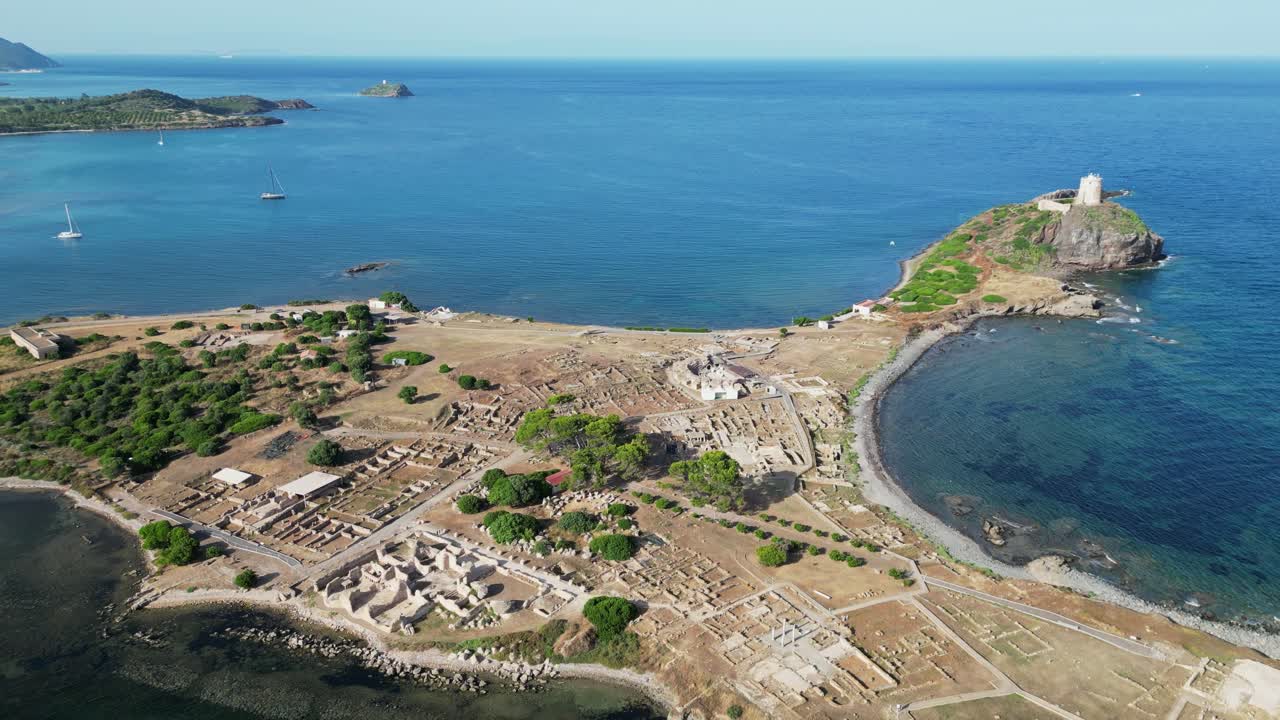 península de nora y sitio arqueológico con antiguas ruinas romanas en cerdeña, italia - antena al revés