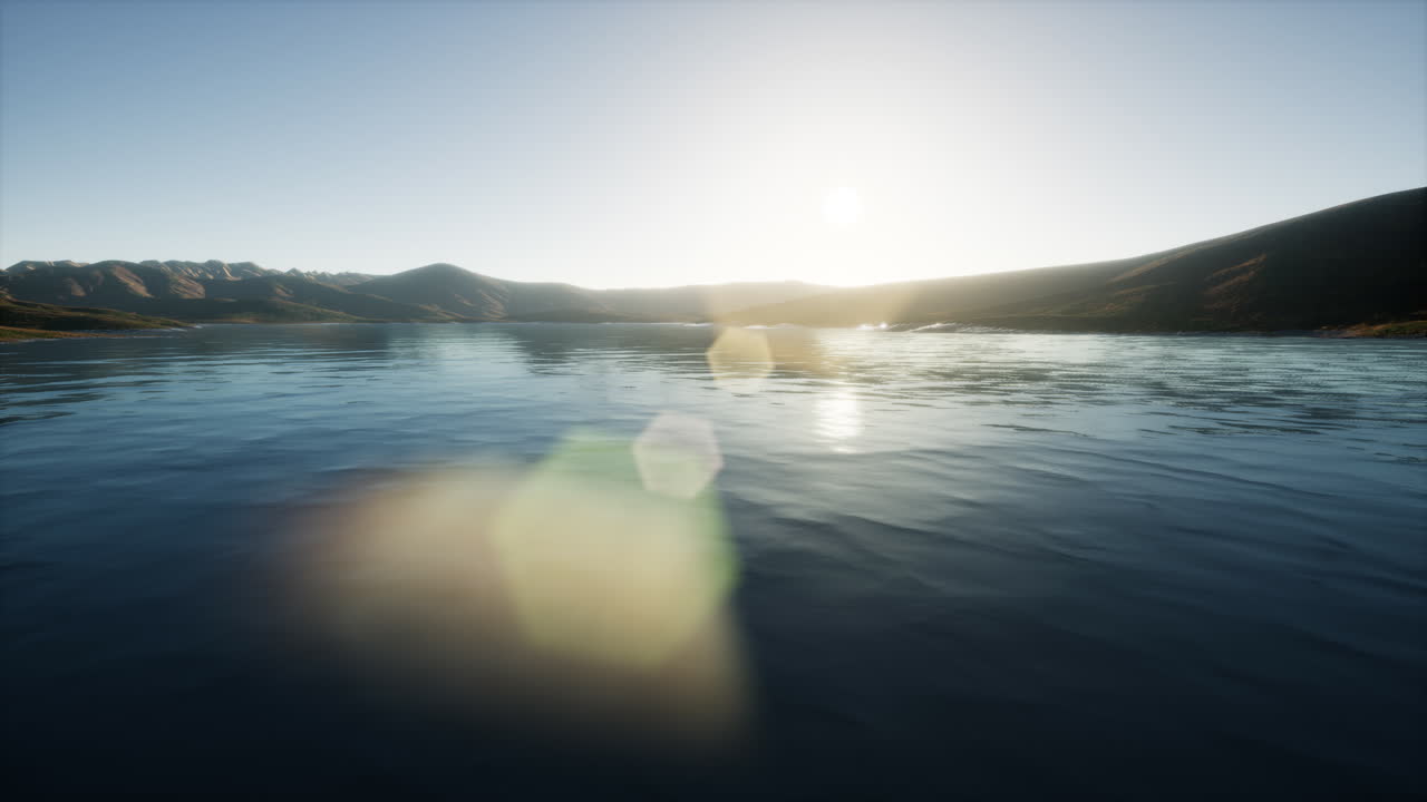 해가 지는 아름다운 평온한 호수