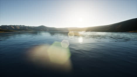 hermoso lago tranquilo con puesta de sol