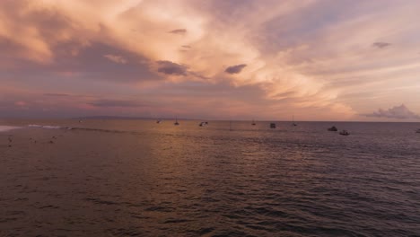 drones aéreos que se acercan rápidamente a surfistas y botes flotantes