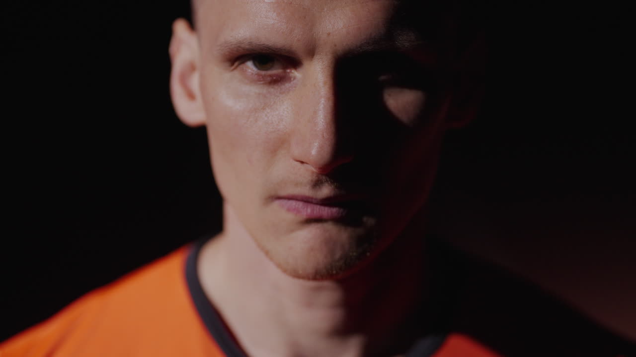 오렌지색 셔츠를 입은 남자의 클로즈업 초상화