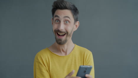 hombre mirando un teléfono inteligente