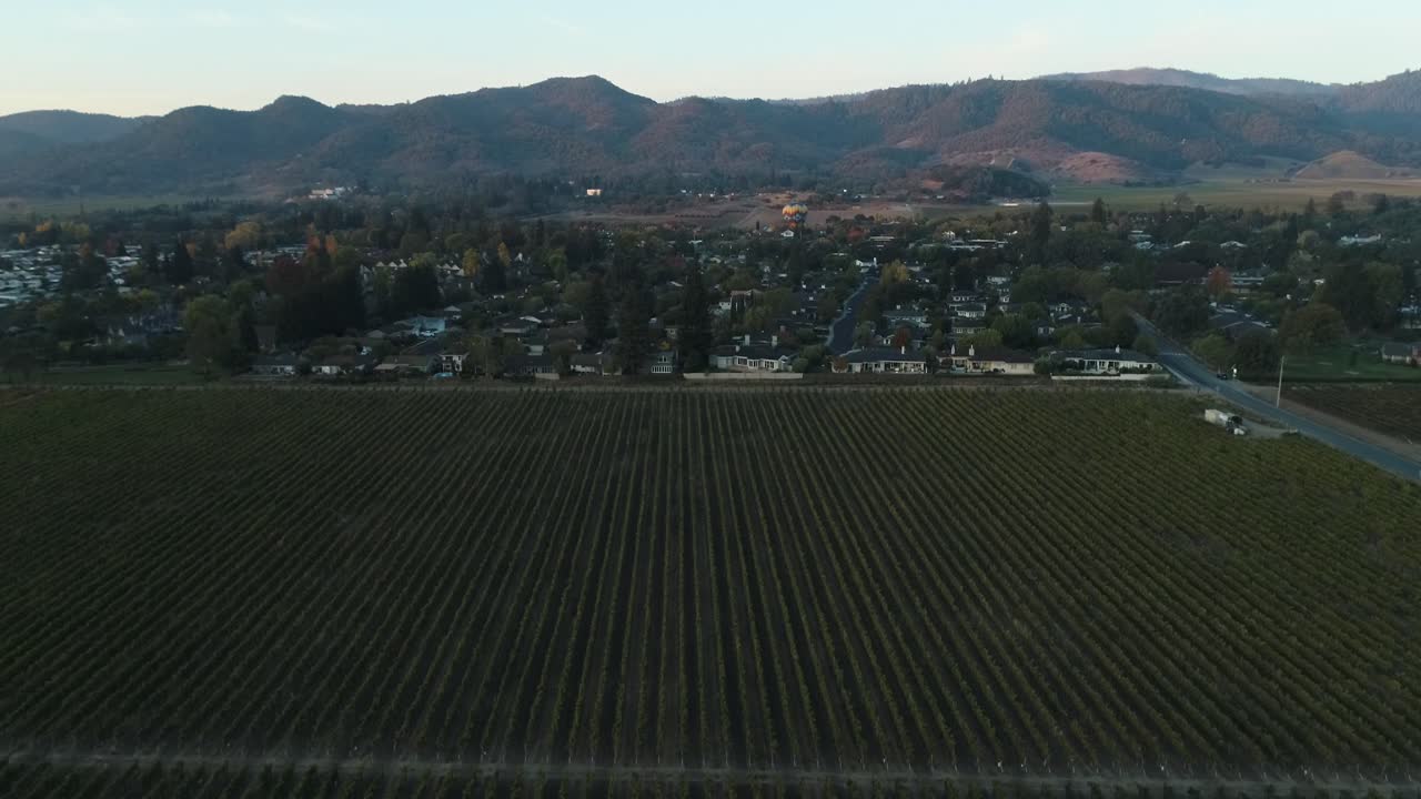 carretilla aérea cerca de un pequeño pueblo en el valle de napa
