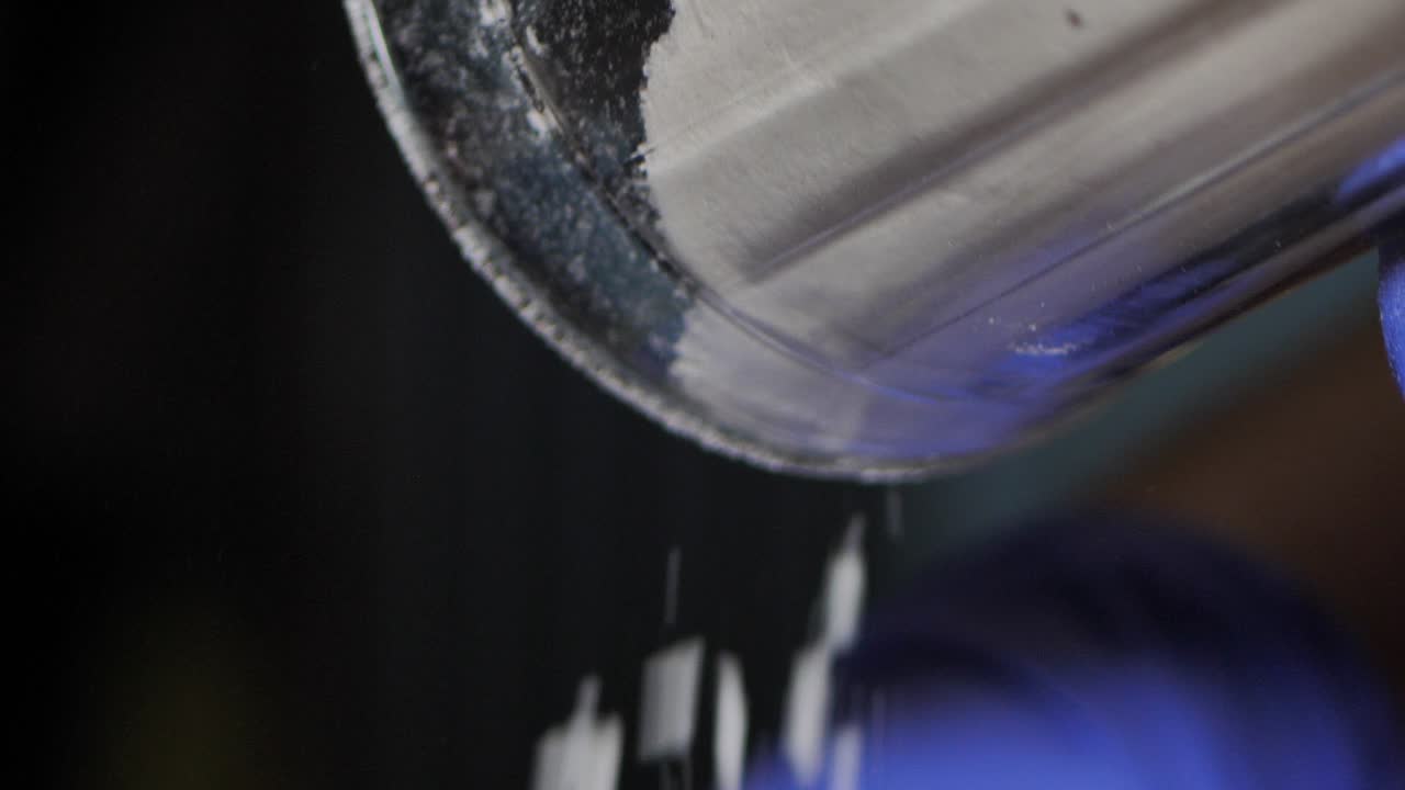 유리에서 파란색 장갑을 끼고 유리를 들고 흰색 가루, 밀가루를 붓는다