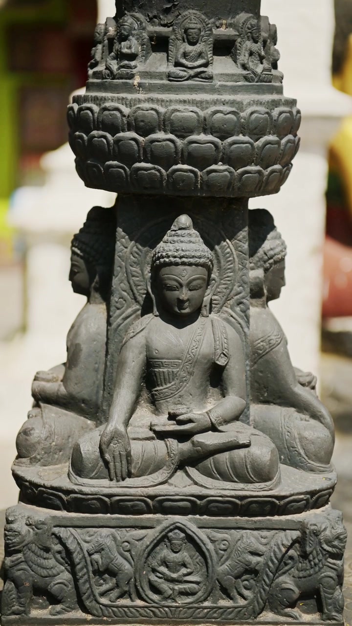 Statua del Buddha di Kathmandu in un tempio a Kathmandu, Nepal, video verticale per Instagram Reels e TikTok sui social media, dettaglio ravvicinato di statue buddiste in pietra in un famoso sito religioso per il Buddismo