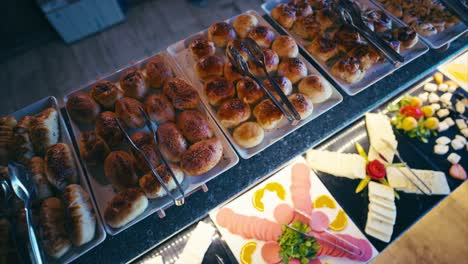comida de desayuno en exhibición en el buffet del hotel