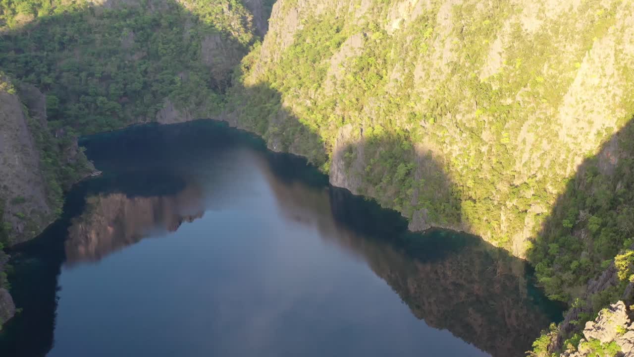 필리핀 팔라완의 코론 섬에서 극적인 풍경의 공중 촬영