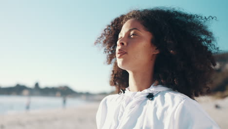 calma, respira y mujer joven en la playa