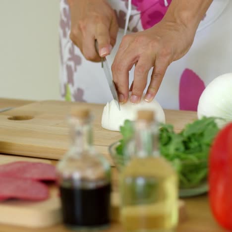 Close-up-on-hands-Cutting-fresh-onion