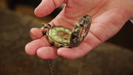 reloj de bolsillo de época en la mano