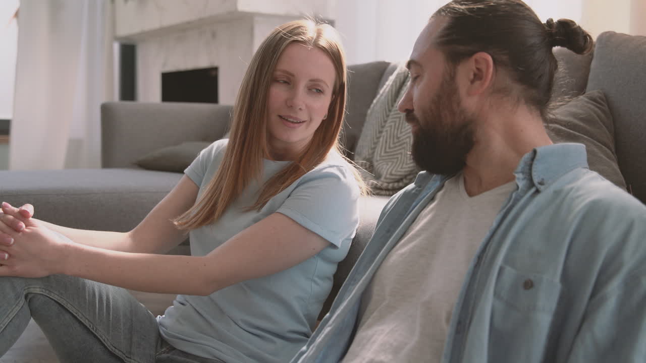 красивая женщина и бородатый мужчина ведут непринужденную беседу