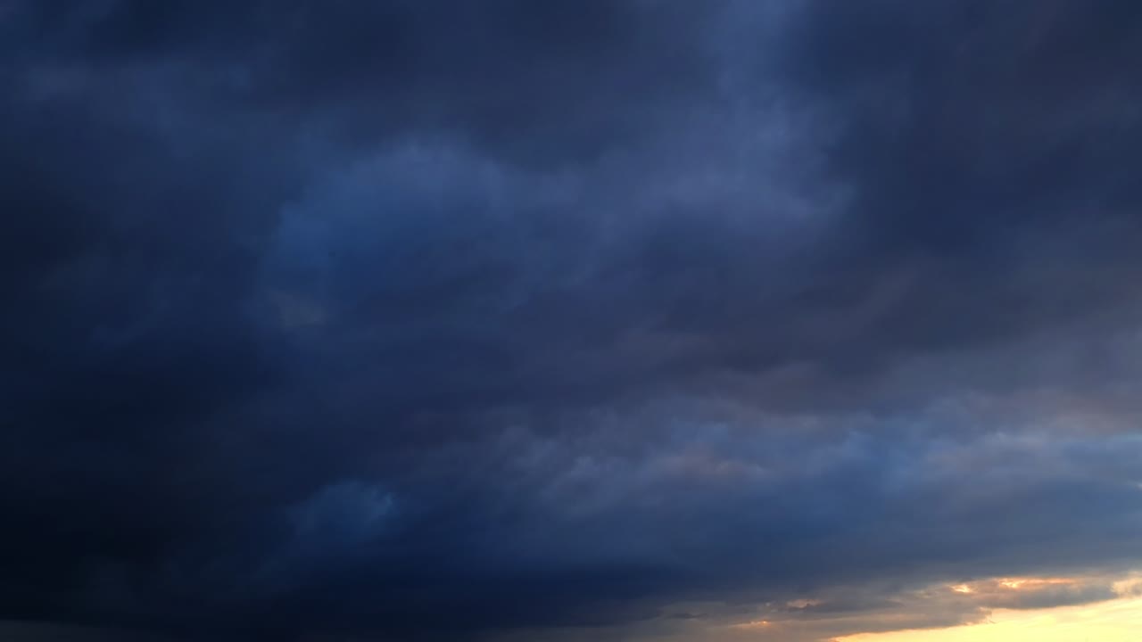 무거운 어두운 늦은 일몰 구름 배경 - 루프 비디오