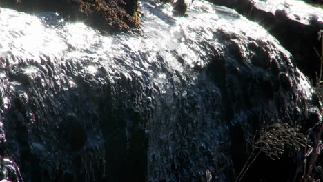 En-La-Primavera,-La-Nieve-Y-El-Hielo-Se-Derriten-Y-Se-Forman-Riachuelos-Bajo-El-Glaciar-Helado-4