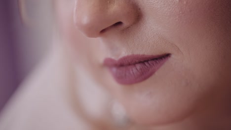 hermosa y encantadora novia. foto de cerca de los labios de la novia. mañana de la boda