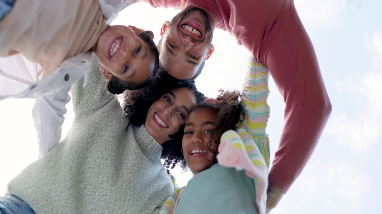 Rosto, família feliz e abraço ao ar livre