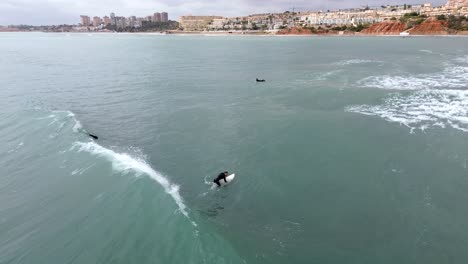 visión de las olas de surf del avión no tripulado
