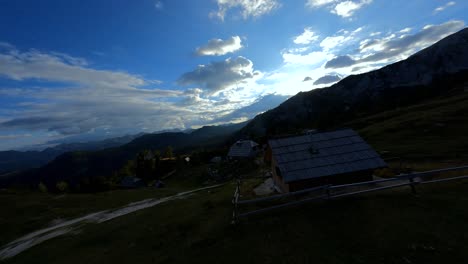 Fpv-Aufnahmen-Wurden-In-Dem-Slowenischen-Bergdorf-In-Den-Alpen-Mit-Einer-Drohne-Gefilmt,-Die-Schnell-über-Berge-Flog,-Gefilmt-Mit-Einer-Gopro-Mit-Umliegenden-Landschaften,-Die-Zwischen-Und-über-Kleine-Holzhütten-Hinwegflogen-3