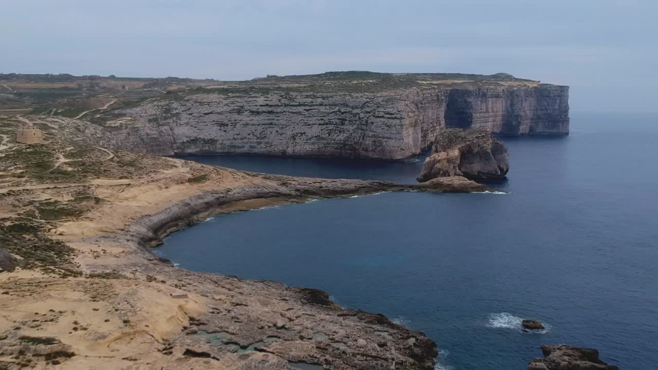 바위 동굴 바다를 따라 공중 비행