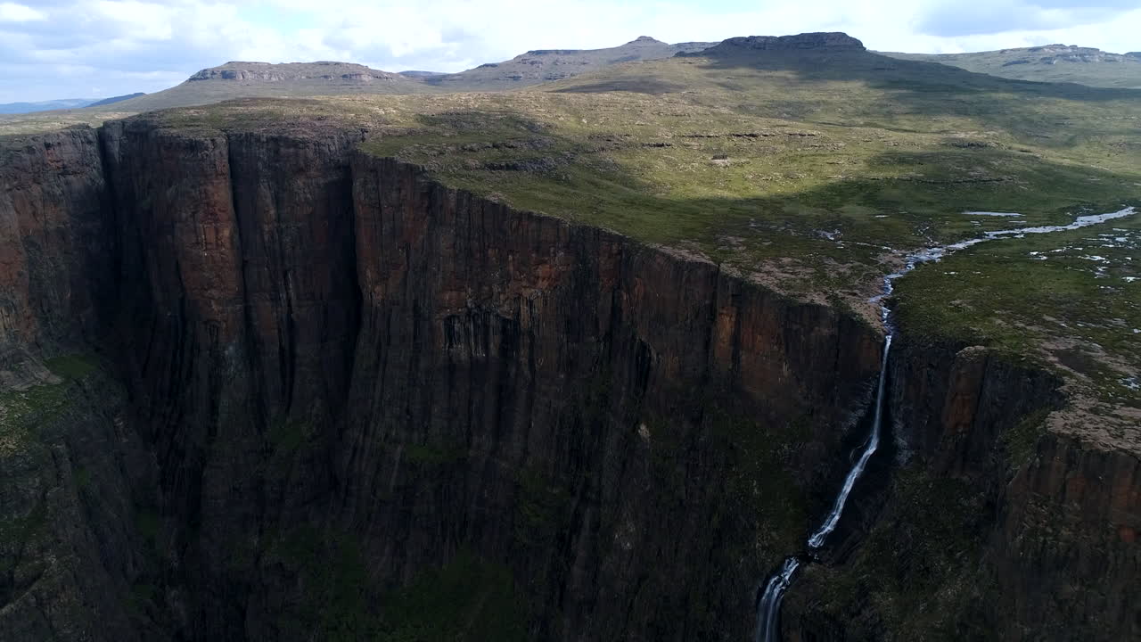 toma aérea de drones de las cataratas tugela en las montañas drakensberg de sudáfrica, en la frontera con lesotho