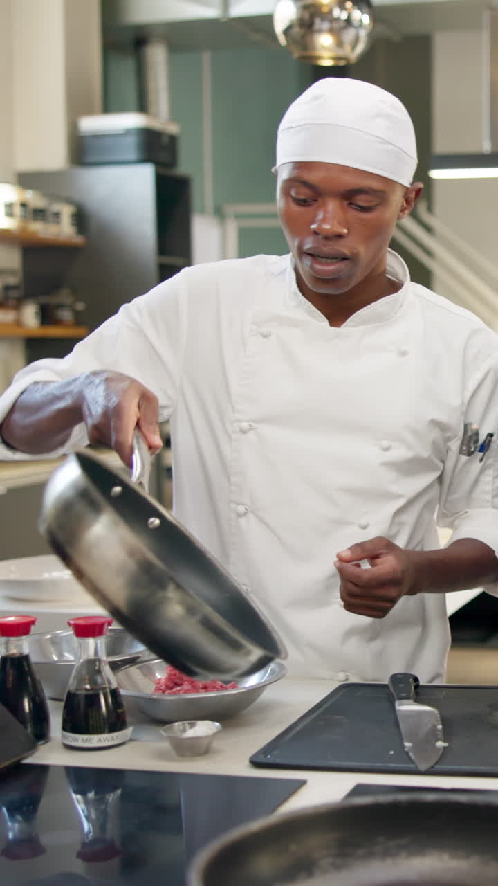 chef preparando comida en una cocina