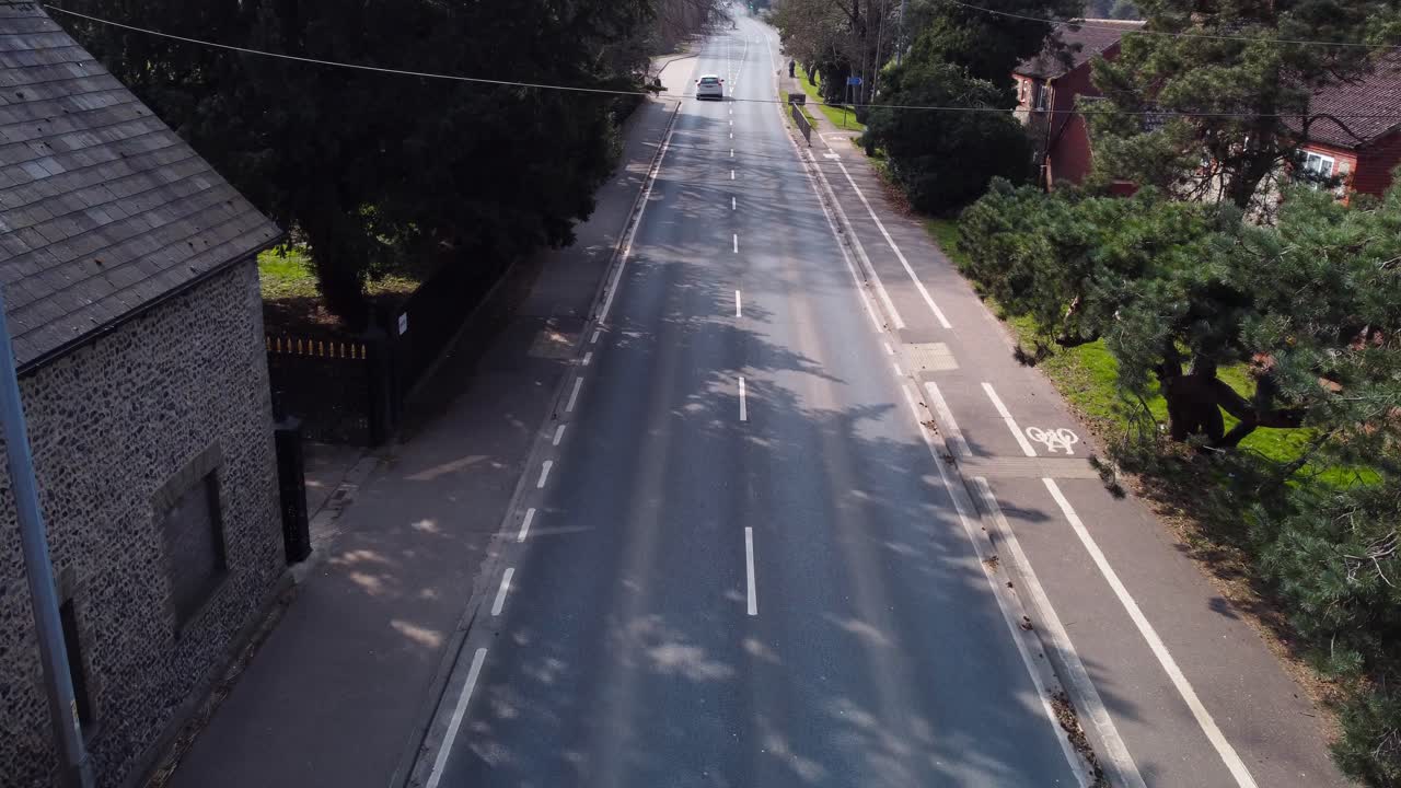 푸른 들판 사이의 고원에 있는 빈 아스팔트 도로, 공중 전망