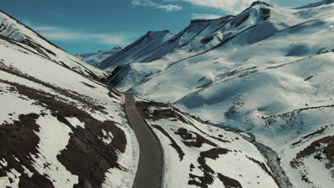 Descubra-El-Epítome-Del-Camping-De-Lujo-En-Los-Andes-En-Paso-Pehuenche,-Donde-Un-Impresionante-Sitio-De-Glamping-Combina-A-La-Perfección-La-Comodidad-Con-Impresionantes-Vistas-De-Las-Montañas