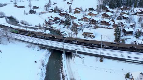 Autos-Fahren-Im-Auto-Shuttlezug-Im-Verschneiten-Winterstadtbahnhof