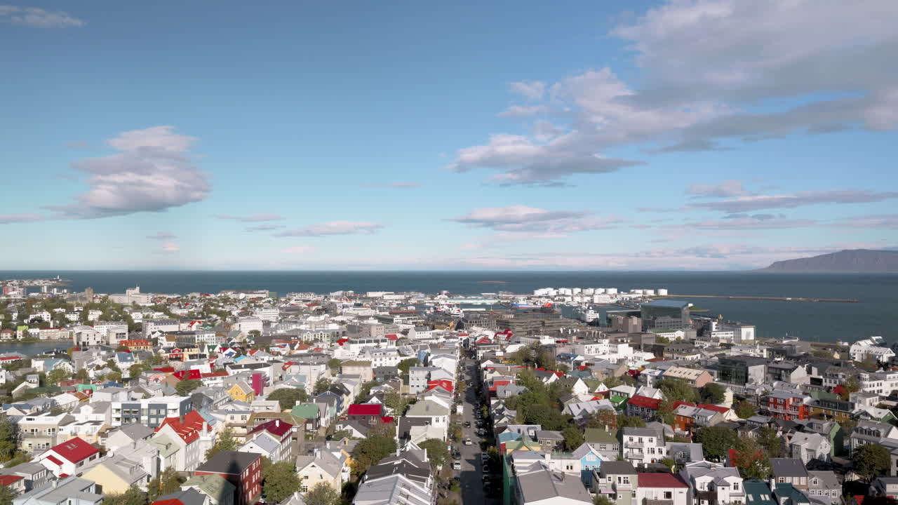 Garis langit pusat kota Reykjavik, Islandia, dengan atap warna-warni yang membentang ke laut