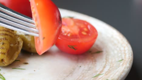un tenedor lleno de tomates y aceitunas