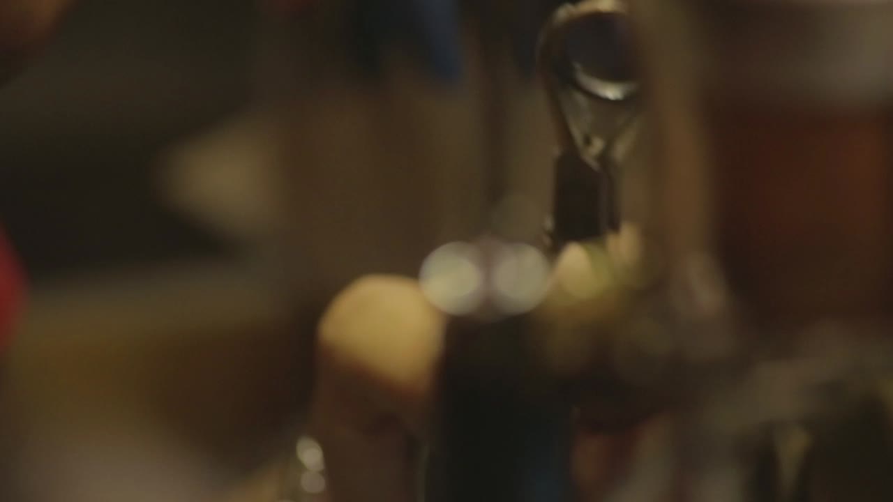 orfebre italiano en el trabajo construyendo un compromiso o un anillo de bodas