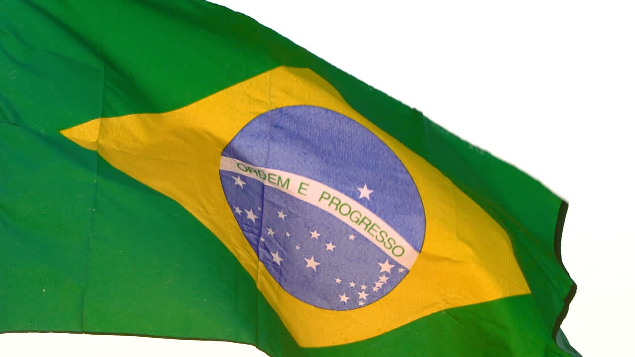 Brasiliens flag vajer over hvid baggrund