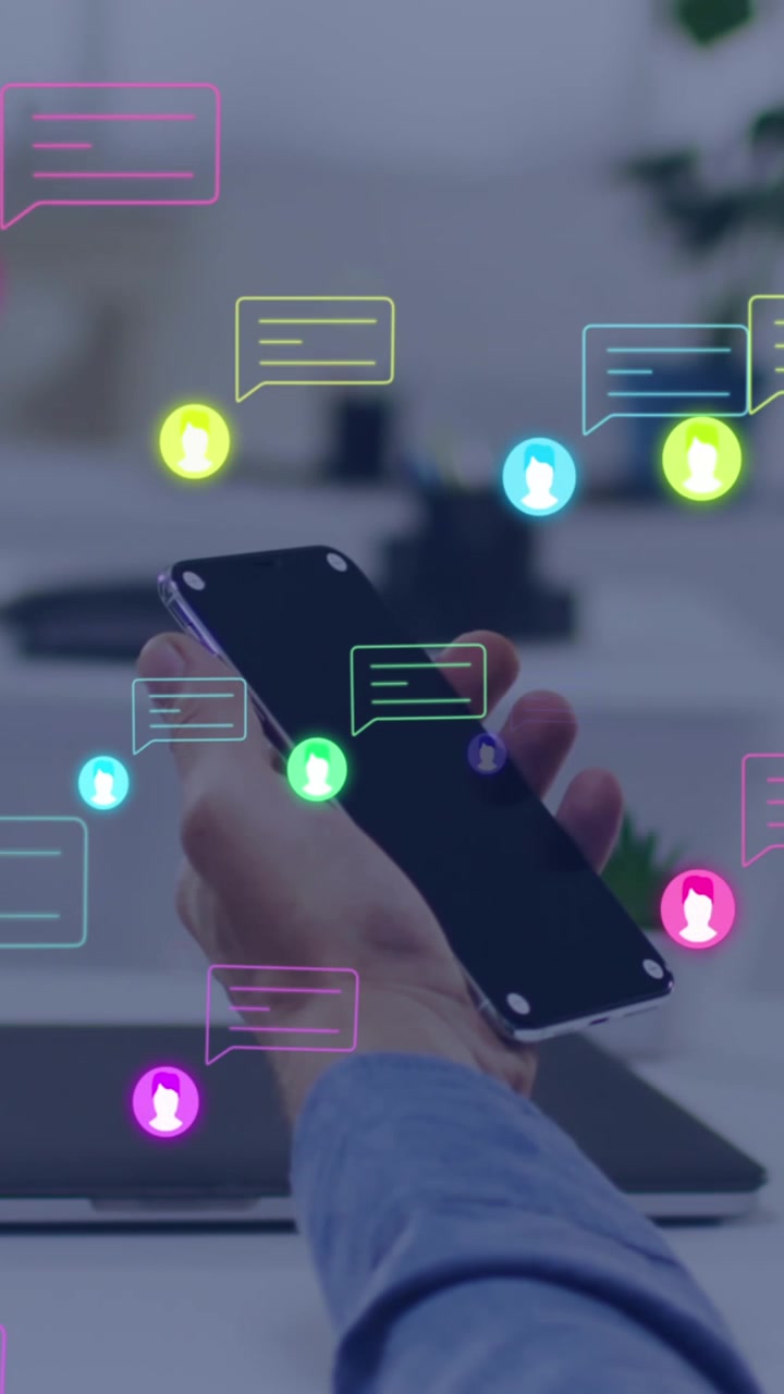 Animazione di icone multimediali su mani che usano lo smartphone.