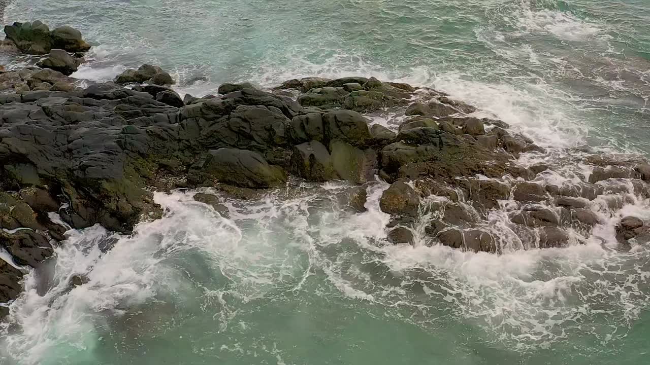 las olas del océano golpean la costa rocosa en la playa de looc, surigao, filipinas