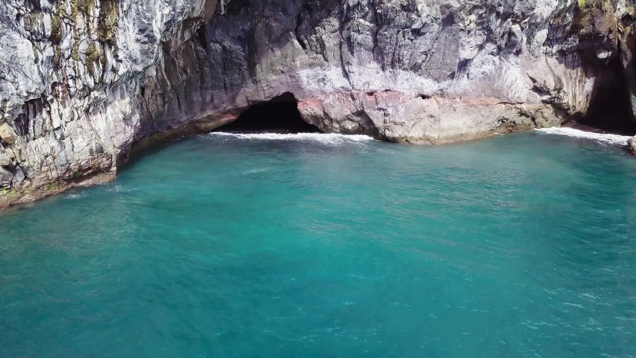Portekiz, Madeira'da Kireçtaşı Kayalıklarına ve Gizli Deniz Mağaralarına Çarpan Turkuaz Mavi Dalgalar