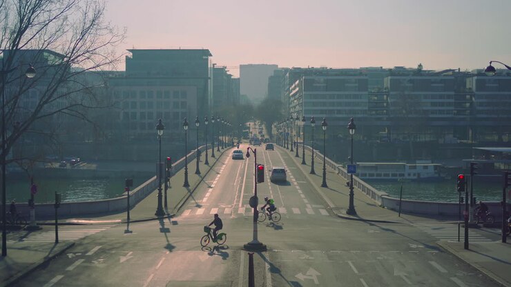Morgenstimmung über einer Kreuzung vor einer Seine-Brücke in Paris, Frankreich.