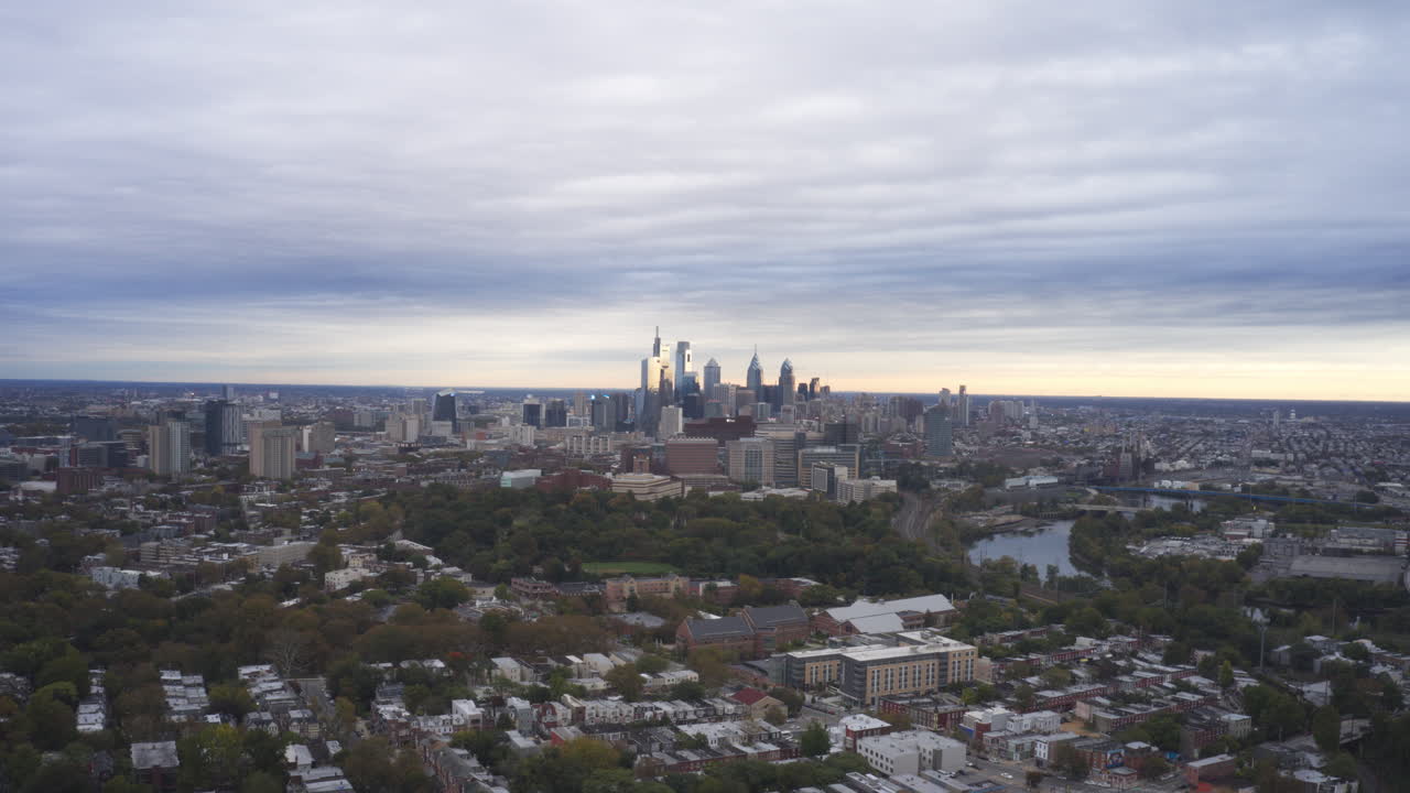 hiperlapso aéreo del centro de filadelfia en la mañana nublada