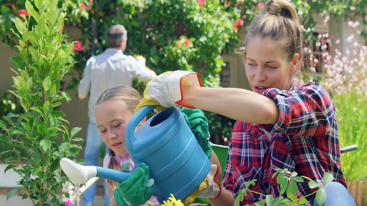Madre e hija en la jardinería juntos
