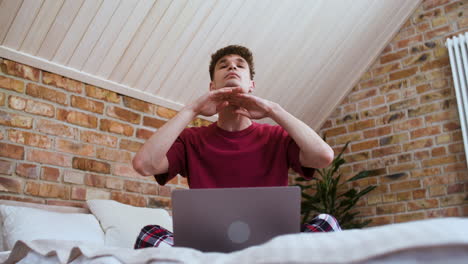 hombre en el dormitorio
