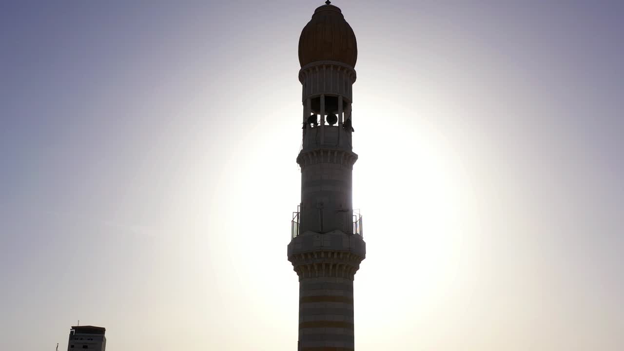 minarete de la torre de la mezquita en el campamento de refugiados de anata, en el cielo azul de jerusalén-aérea