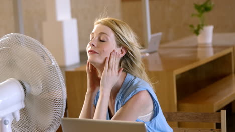 mujer usando un ventilador