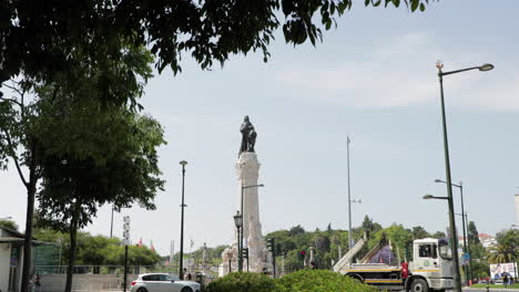 Vehículos-Circulando-En-La-Rotonda-De-La-Plaza-Marqués-De-Pombal-Con-Estatua-En-La-Ciudad-De-Lisboa,-Portugal