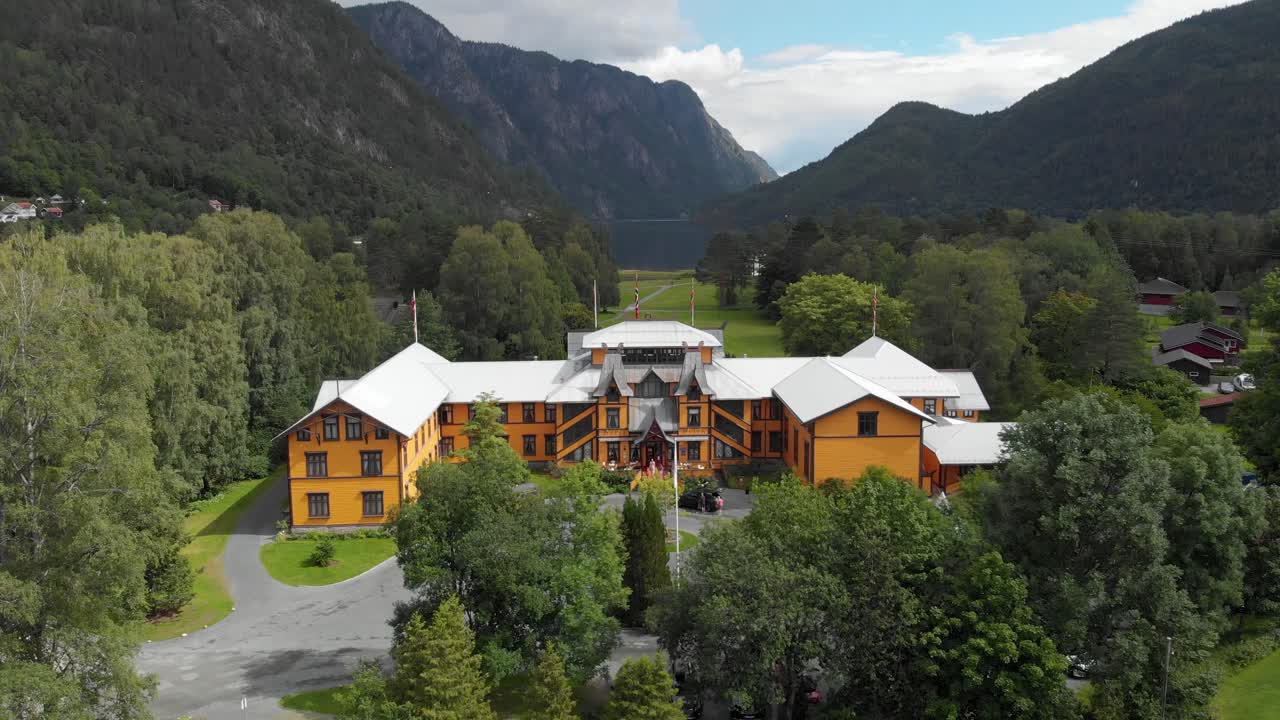 espectacular paisaje del hotel dalen adornado con cabezas de dragón en telemark, noruega