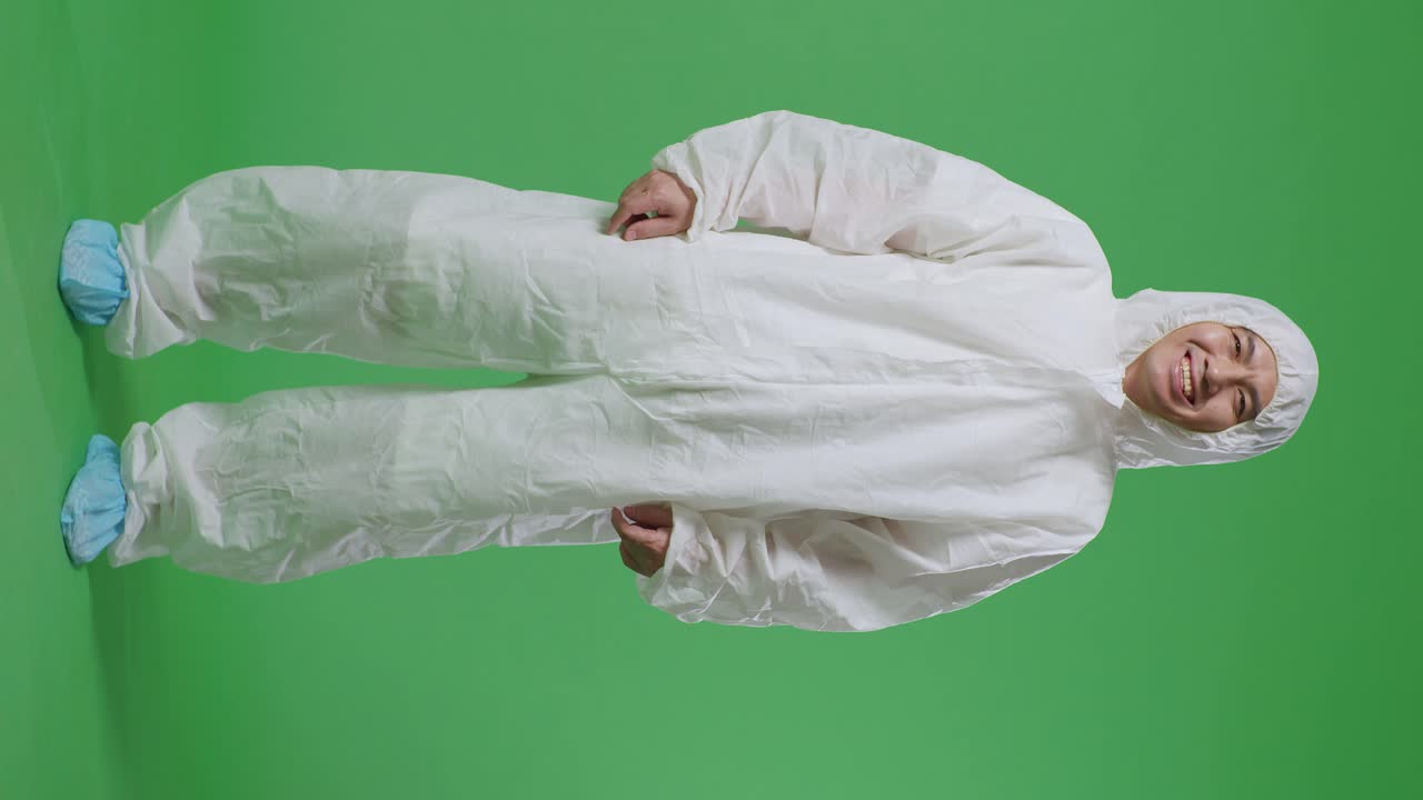 cuerpo lleno de científico masculino asiático sonriendo en el fondo de la pantalla verde