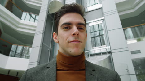retrato de un joven empresario en el centro de la oficina