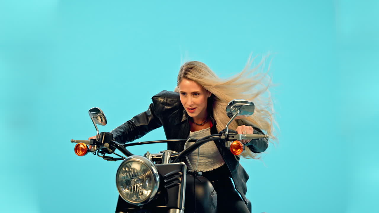 오토바이, 스튜디오와 승차에 자유를 가진 여성