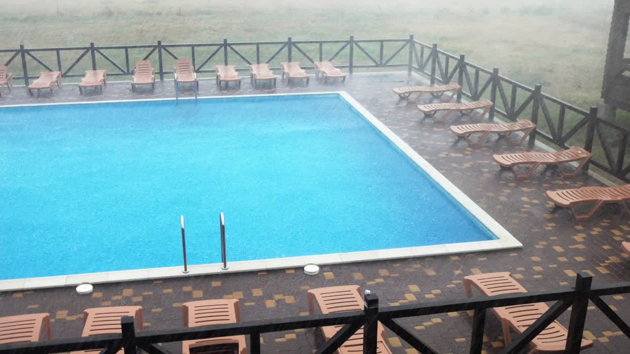 비와 바람은 휴양 센터의 여름 날씨를 망니다.