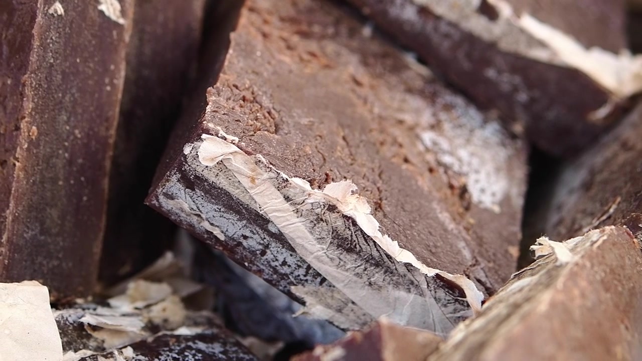 Primo piano di blocchi di cioccolato fondente in un cesto