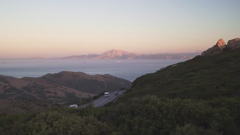 estrecho de gibraltar estrecho vista desde españa con jebel musa carretera de montaña con campistas y coches y grandes barcos de transporte que cruzan desde el mediterráneo hasta el océano atlántico