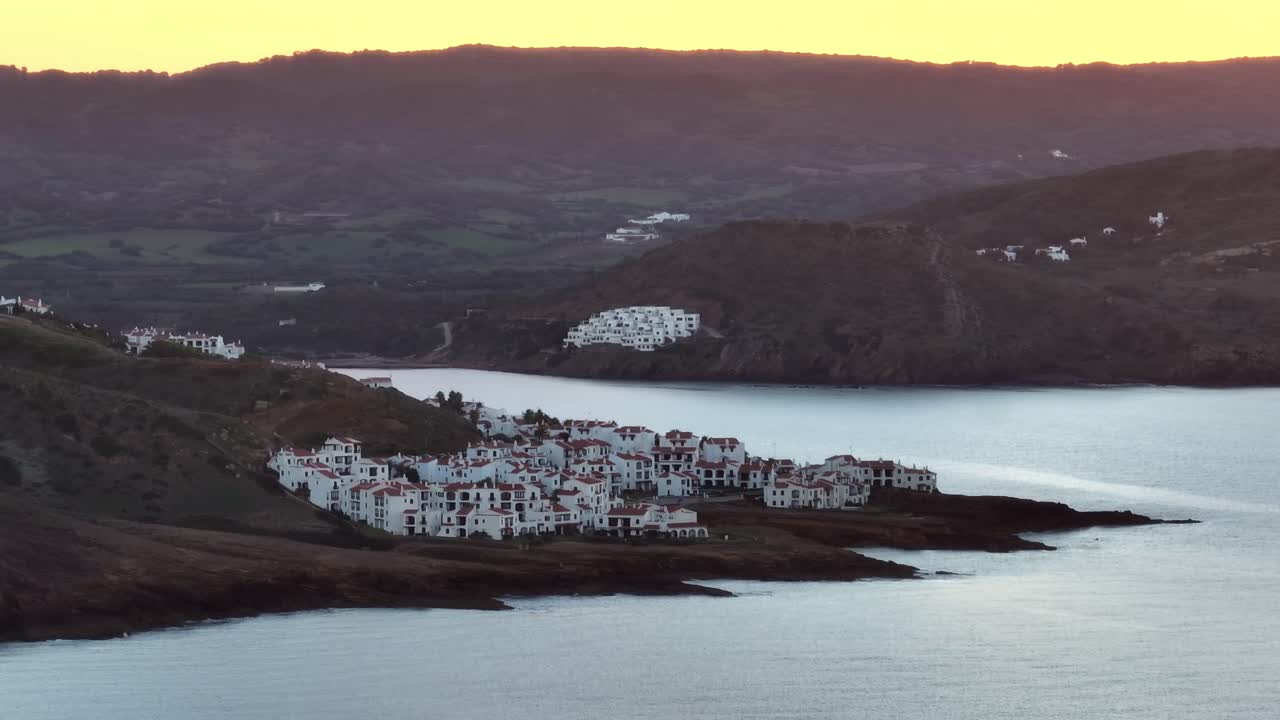 puesta de sol sobre el municipio de fornells en menorca, españa en una de las islas más hermosas de europa