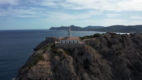 Leuchtturm-Weit-Von-Capdepera-Auf-Mallorca-An-Einem-Sonnigen-Tag